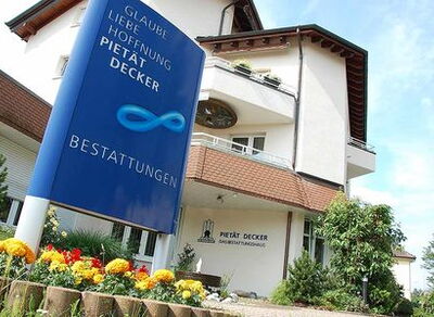 Gebäude Bestattungen Decker